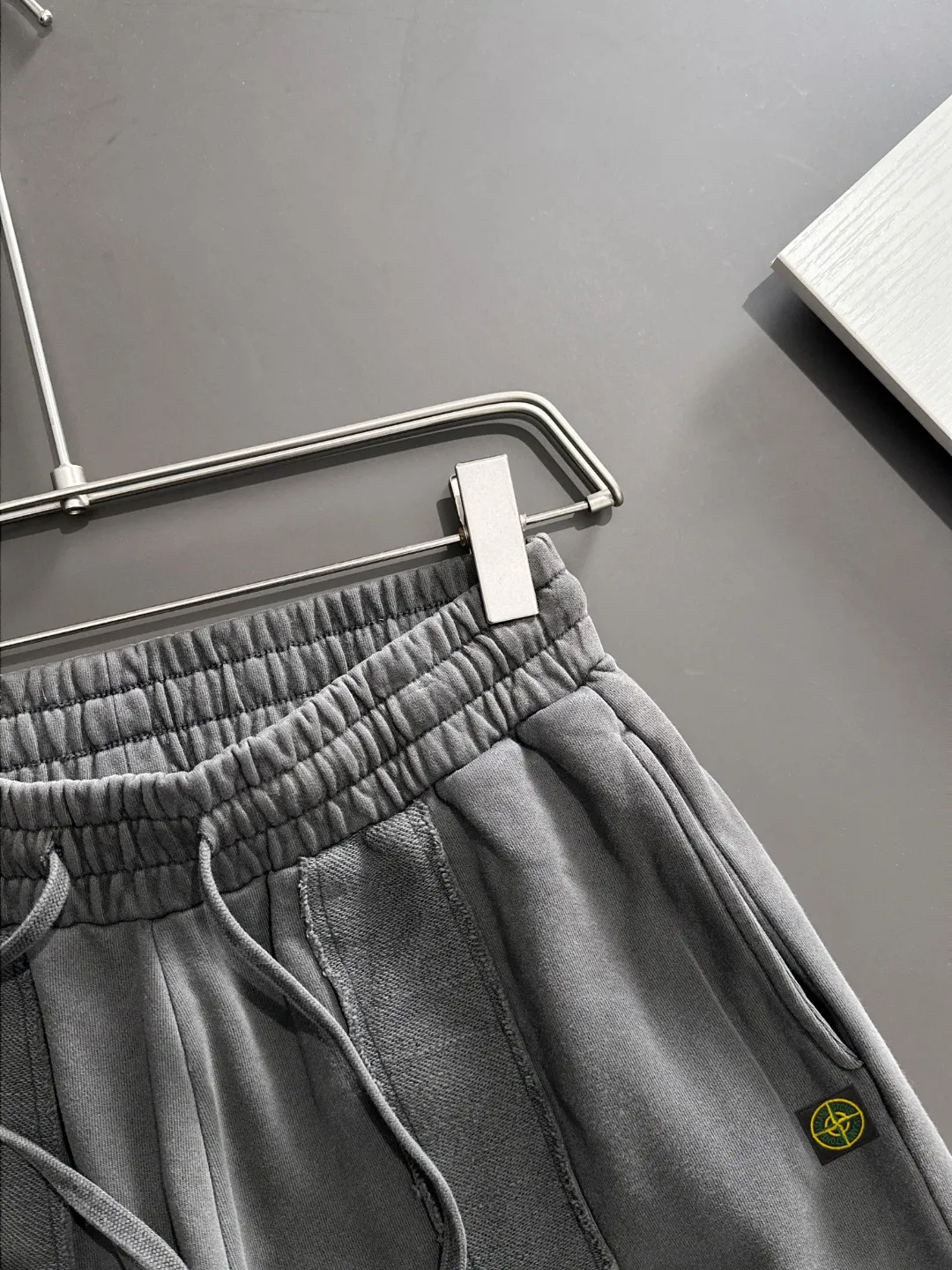 🅿️330 shipped next day, high-end goods, Stone Island 2025 spring and summer new elastic band casual heavy-duty washed loose shorts, made by imported machines from Italy, 1:1COPY with eyes closed. The hem of the trousers is hemmed with two needles, the stitching is fine and firm, and the custom-made fabrics are highly breathable and comfortable, with impeccable details. The brand element design concept reflects high quality. It feels delicate and soft! It presents a casual cut and the upper body shape is great! Size: S-XXL
